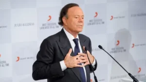 Julio Iglesias demanda a la vicepresidenta de España por acusaciones de agresión sexual