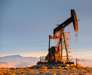 Petróleo de Texas se dispara casi 13 % por incertidumbre sobre guerra con Irán