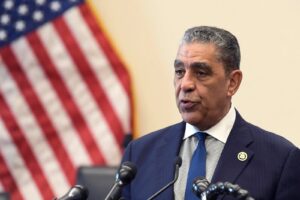 Adriano Espaillat condena ataques verbales de Trump contra el papa León XIV