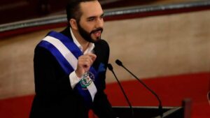 Nayib Bukele inscribe precandidatura para buscar un tercer mandato en El Salvador