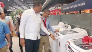 Director de Pro Consumidor supervisa cumplimiento de ofertas por Viernes Negro