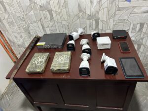 Ocupan dos paquetes de presunta cocaína durante allanamiento en San Juan