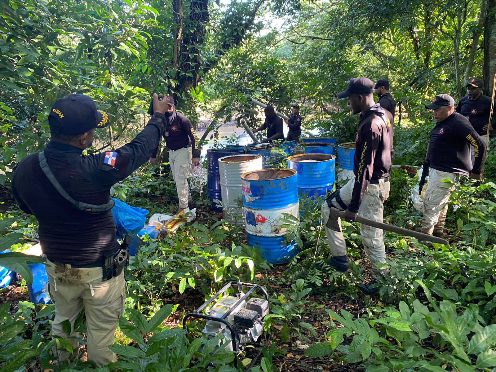 Ceccom desmantela fábrica clandestina y destruye más de 1,200 galones de alcohol  adulterado elaborado con agua del río Ozama