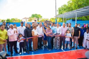 Alcadesa Karina Aristy entrega renovada cancha multiuso en Cambelen, Higüey