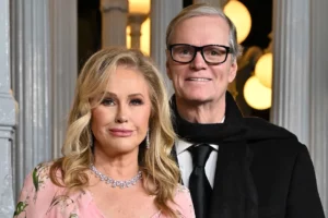 Kathy Hilton deslumbra con un atrevido look en su aniversario de bodas