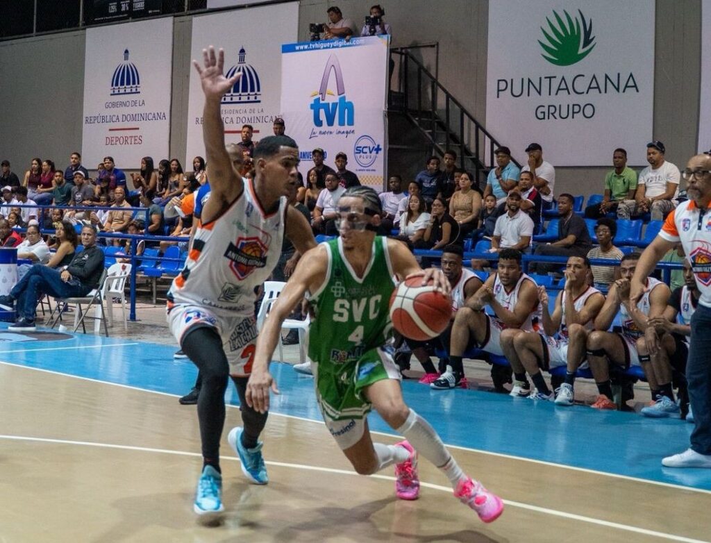 roderick guzman del club savica avanza con el balon ante el asedio de ariel de leon del equipo antonio guzman.