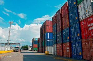 Colombia suspende venta de energía a Ecuador e impone aranceles del 30% a productos de ese país