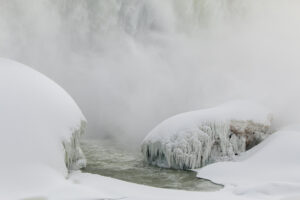 Frente frío congela parcialmente las Cataratas del Niágara y deja imágenes impactantes