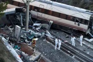 Accidente ferroviario que dejó 43 muertos en España abre debate nacional sobre la seguridad del sistema
