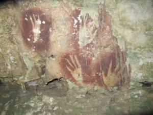 Una huella de mano en Indonesia reescribe la historia del arte humano