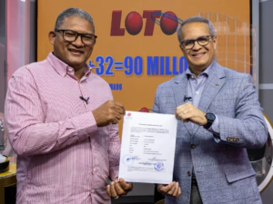LEIDSA entrega certificado a mayor del Ejército ganador de 90 millones en el Loto