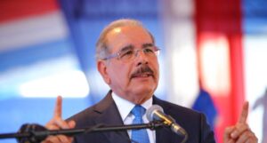 Danilo Medina advierte falta de rumbo y riesgos económicos en la gestión gubernamental