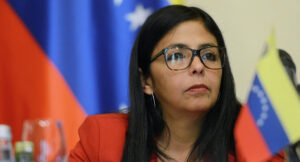 Delcy Rodríguez critica a venezolanos que celebran la acción militar de EE. UU.