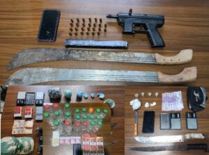 Operativos en Barahona dejan dos detenidos y la incautación de armas y drogas