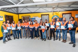 Barrick Pueblo Viejo gradúa a primer grupo 13 operadores comunitarios en manejo de maquinaria pesada