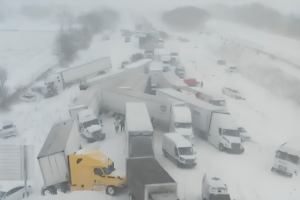 Choque múltiple por tormenta de nieve involucra más de 100 vehículos en Michigan