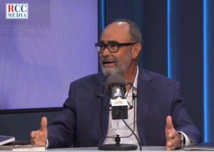 Héctor Acosta afirma que Fuerza del Pueblo lidera encuestas y ronda el 40 %