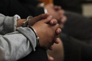 Condenan a 10 años de prisión a joven por abuso sexual contra anciana de 74 años en Azua