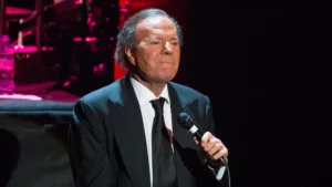 Extrabajadoras acusan a Julio Iglesias de abusos sexuales y acoso laboral