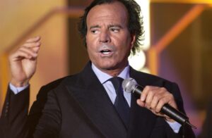 Julio Iglesias niega acusaciones de abuso sexual y dice que son “absolutamente falsas”