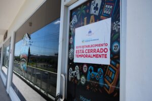 Clausuran tres negocios en Ciudad Juan Bosch por vender alcohol a menores