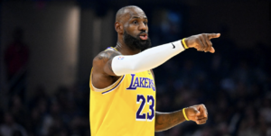 Lebron James alcanza los 60,000 minutos en la NBA en una amarga noche ante Cleveland