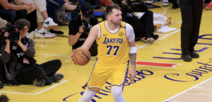 Doncic sufre leve esguince, pero termina el partido sin aparentes complicaciones