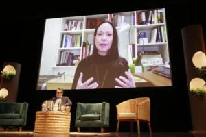 María Corina Machado dice que la amnistía es por presión de EE.UU. y cuestiona a Delcy Rodríguez