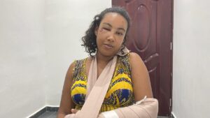 Mujer denuncia haber sido agredida por tres personas al llegar a su vivienda en Samaná