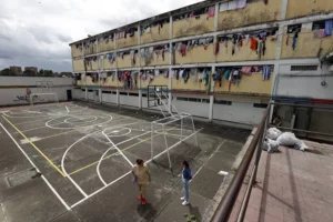 Colombia anuncia el bloqueo inmediato de celulares en cárceles tras denuncias de El Salvador