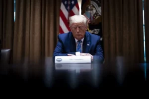 Trump dice que cierra los ojos en las reuniones con su gabinete porque son «aburridísimas»