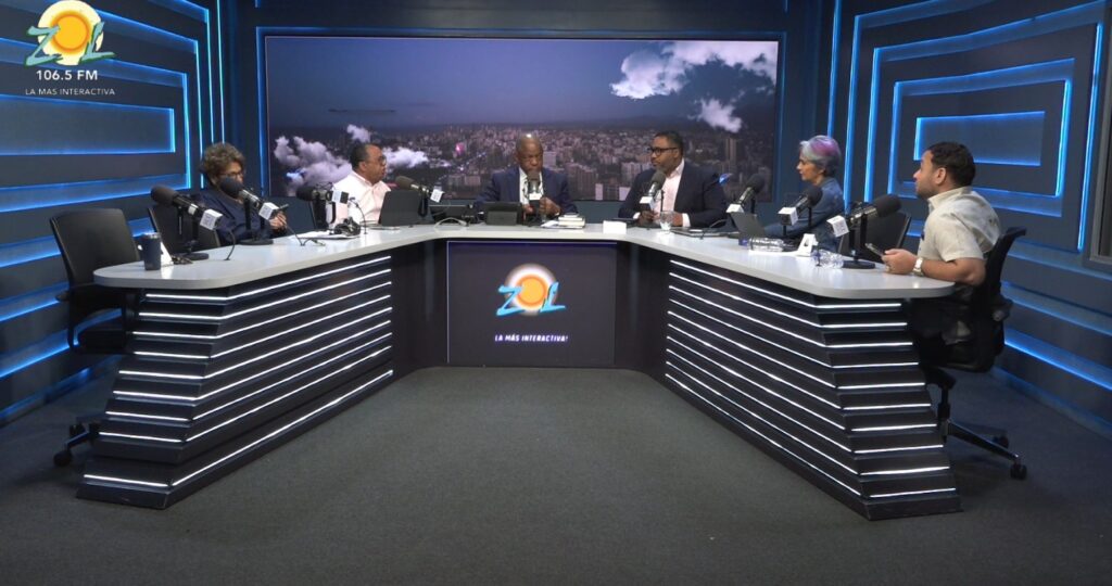 víctor eddy junto al staff de el sol de la mañana
