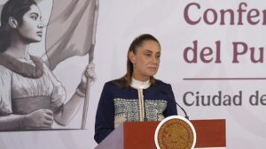 Sheinbaum explica la llegada de un avión militar estadounidense a México