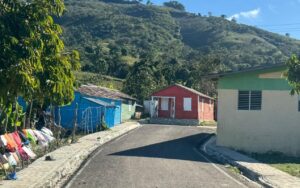 Desarrollo de la Comunidad entrega 80 viviendas remozadas en comunidad Abre Las Yayas, en San Juan