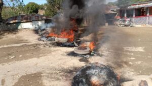 Haitianos bloquean carretera internacional en protesta por detención de migrantes ilegales