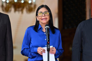 Presidenta venezolana nombra nuevos comandantes militares tras caída de Maduro