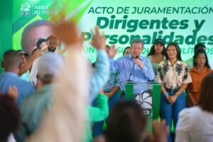 Leonel Fernández retoma juramentaciones de Fuerza del Pueblo en DN y Villa Altagracia