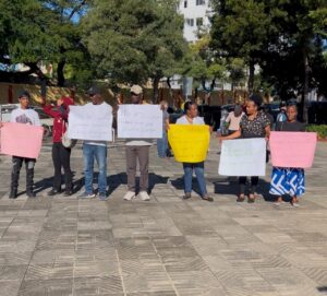 Residentes del barrio Libertad protestan frente al Palacio Nacional por reclamos de terrenos