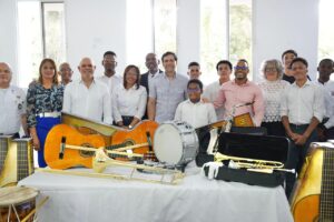 Cultura impulsa formación musical con entrega de instrumentos en La Romana