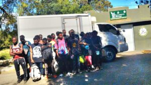 Ejército intercepta camión con 22 haitianos indocumentados ocultos en Montecristi