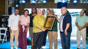 Unión Deportiva de Bayaguana reconoce aportes históricos de Charlie Mariotti al desarrollo de Monte Plata