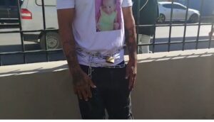 Padre se encadena para exigir justicia por muerte de su bebé bajo custodia de Conani en Santiago