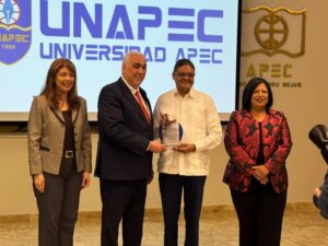 UNAPEC reconoce Juan Manuel Méndez por su liderazgo en gestión del riesgo