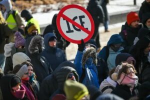 Juez federal detiene arrestos masivos de refugiados en Minnesota en medio de crisis migratoria y protestas