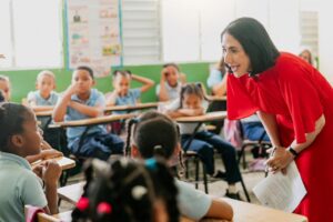 Raquel Arbaje se convierte en profesora por un día e imparte clase de Moral y Cívica en Cristo Rey