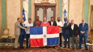 Abinader entrega bandera dominicana a los Leones del Escogido para la Serie del Caribe 2026