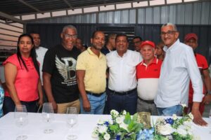 Alcalde Junior Santos escucha reclamos de residentes en La Fe y promete mejoras viales