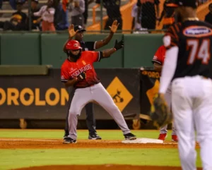 Leones se ponen 2-0 en la final ante Toros impulsados por Yamaico Navarro y Junior Lake