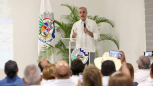 Abinader impulsa educación en la frontera con 400 becas para Dajabón