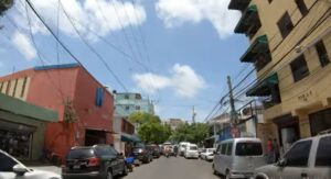 Denuncian que CAASD reabrió y amplió hoyo recién asfaltado por Obras Públicas